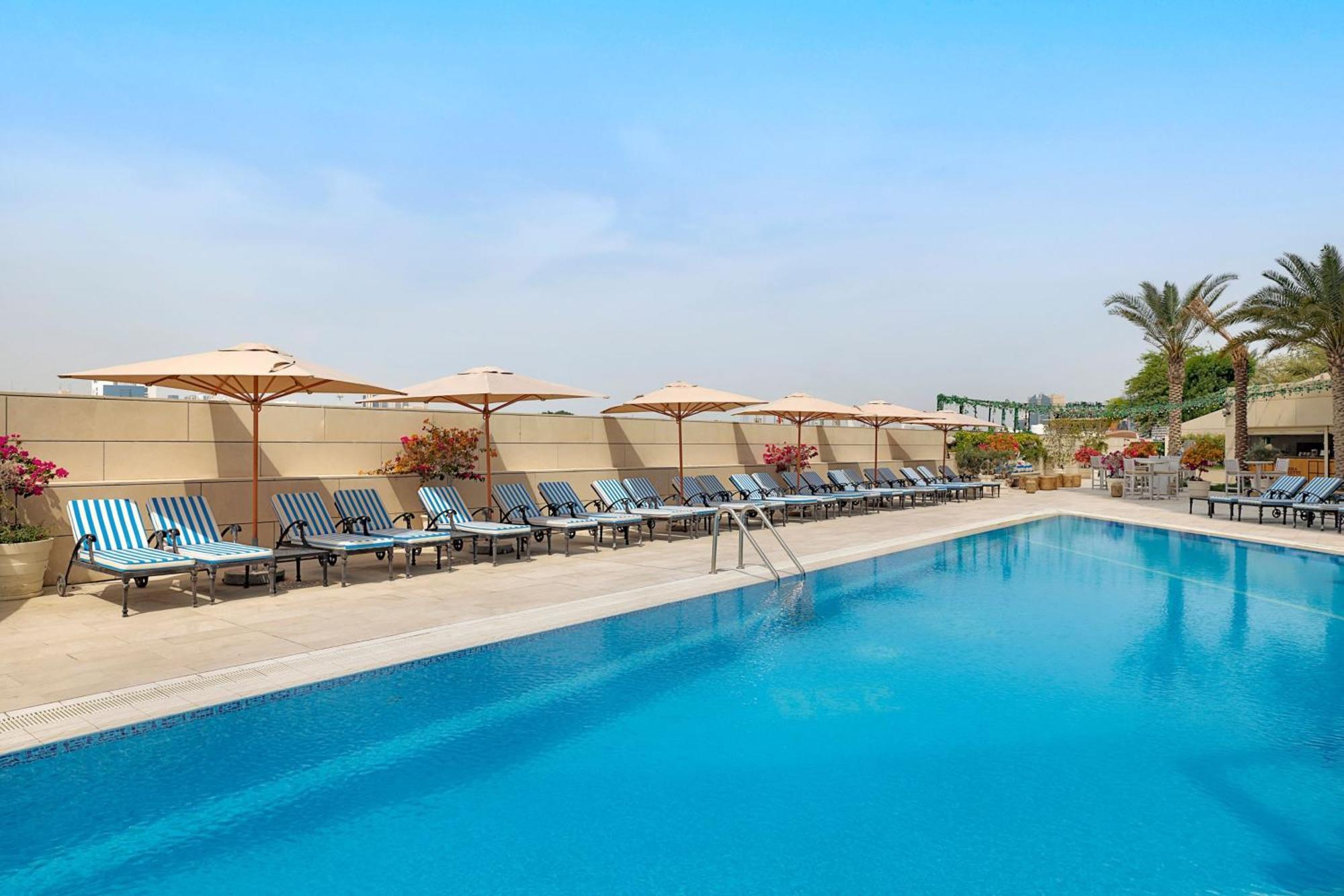 Sheraton Dubai Creek Hotel & Towers Kültér fotó Pool at the hotel