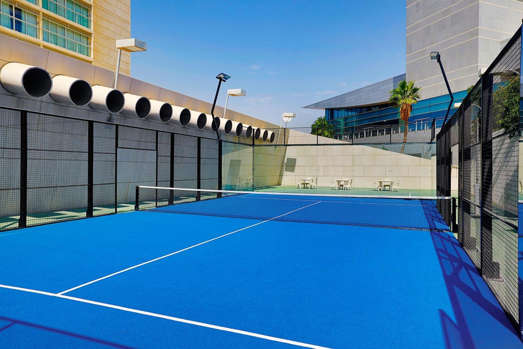 Sheraton Dubai Creek Hotel & Towers Kültér fotó A paddle tennis court