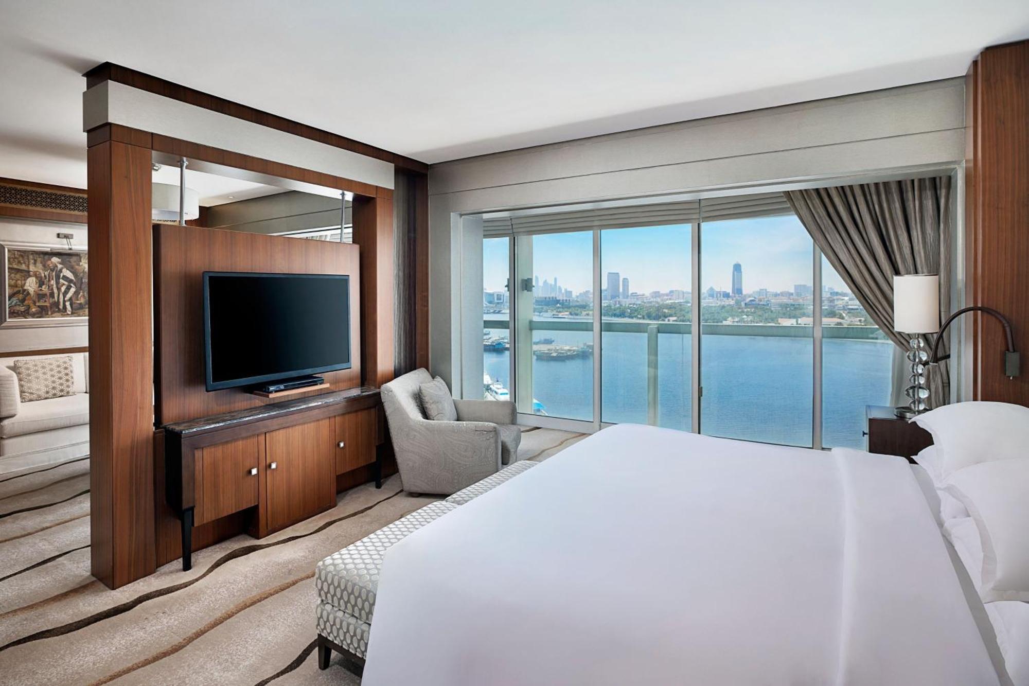 Sheraton Dubai Creek Hotel & Towers Kültér fotó A bedroom at the JW Marriott Marquis Dubai