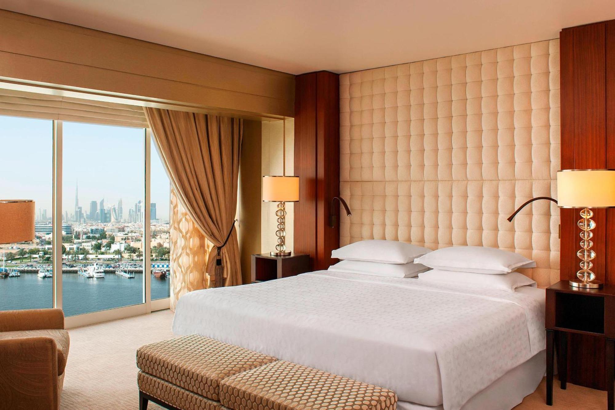 Sheraton Dubai Creek Hotel & Towers Kültér fotó A bedroom at the Jumeirah Atlantis