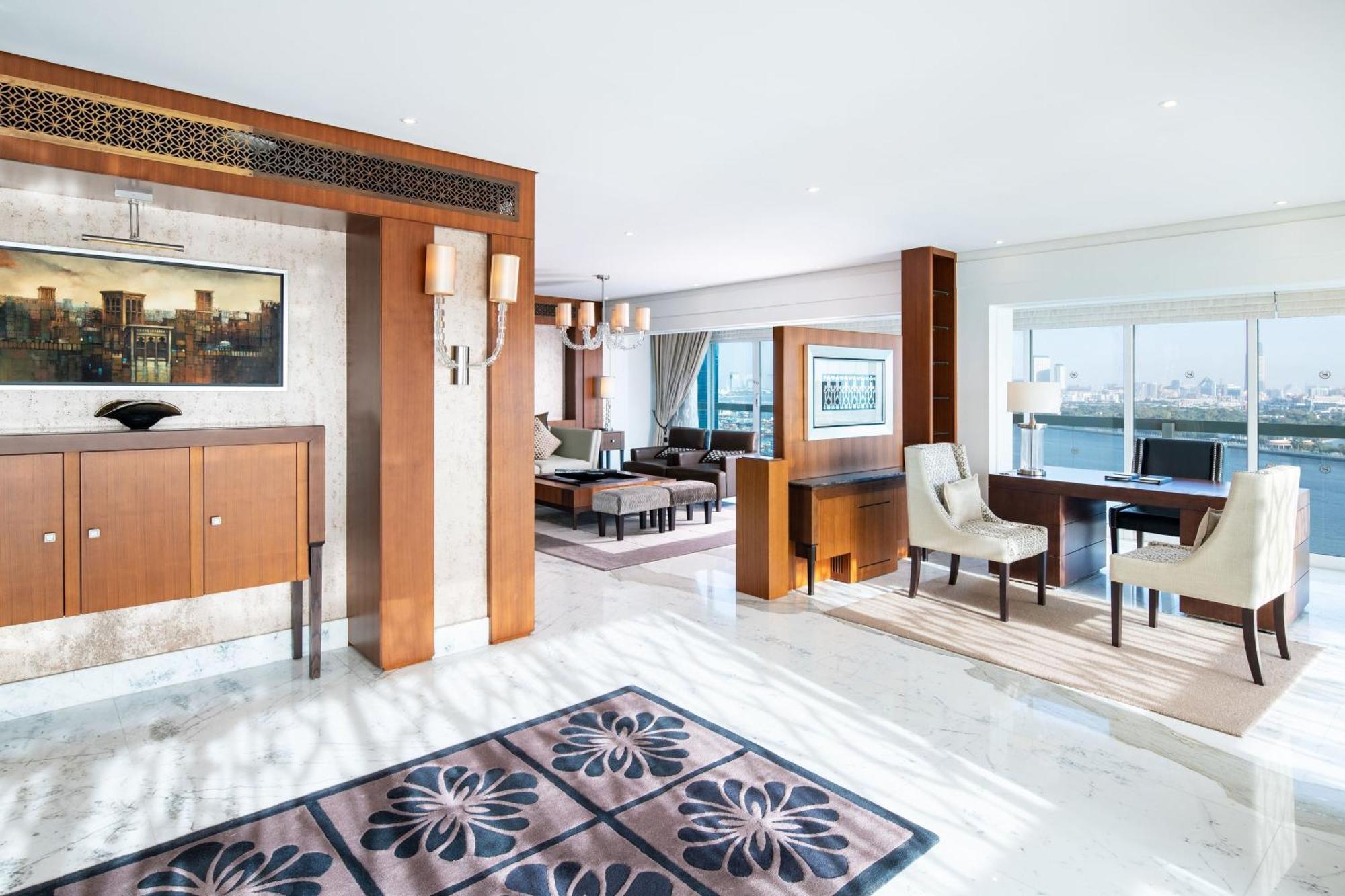 Sheraton Dubai Creek Hotel & Towers Kültér fotó A suite at the Jumeirah Emirates Towers Hotel