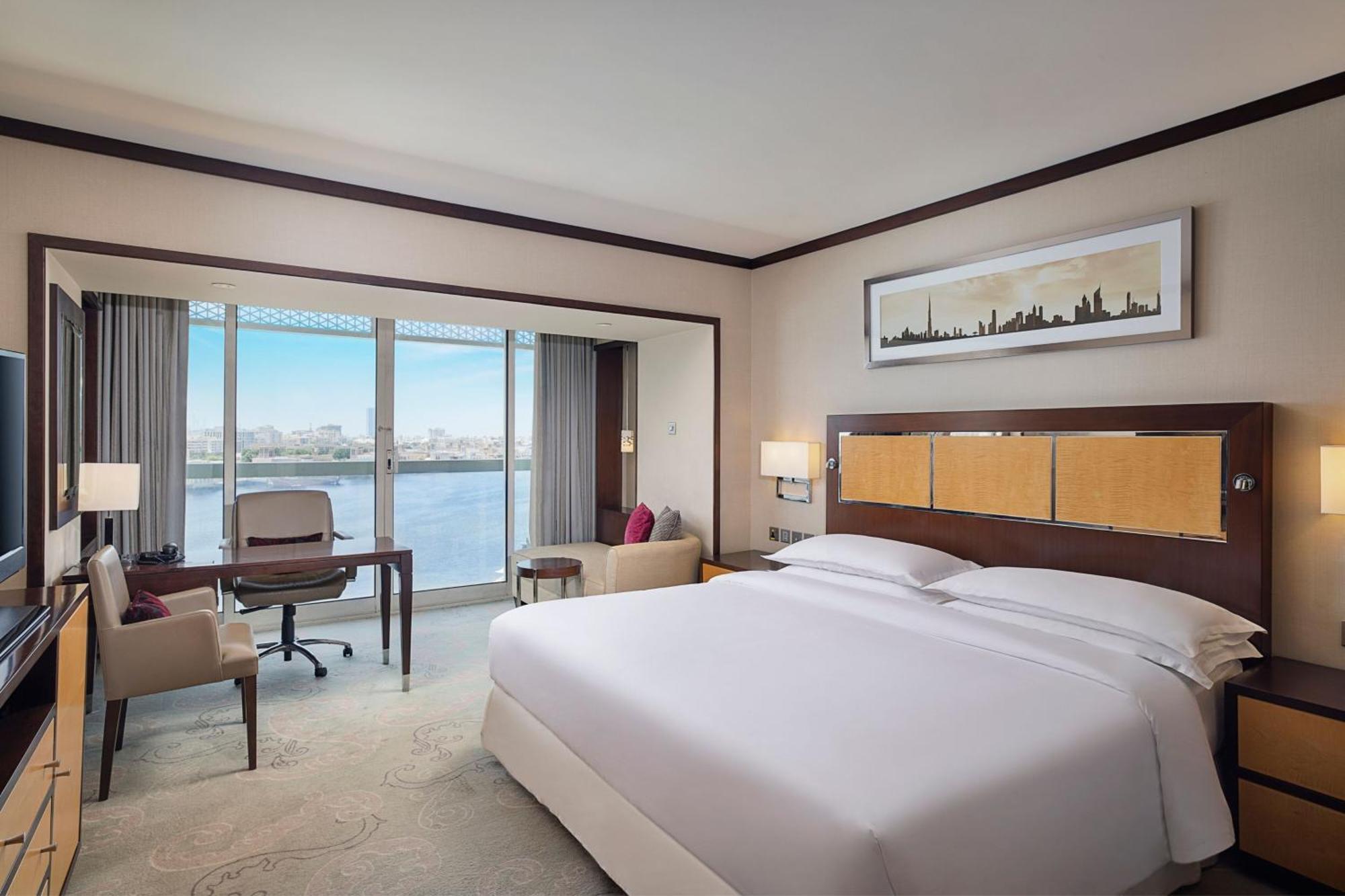 Sheraton Dubai Creek Hotel & Towers Kültér fotó A room at the hotel