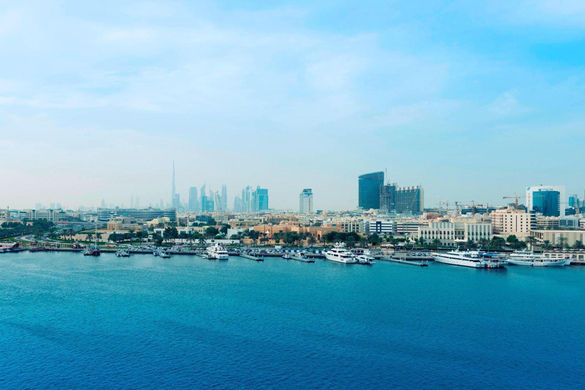 Sheraton Dubai Creek Hotel & Towers Kültér fotó Dubai Marina skyline