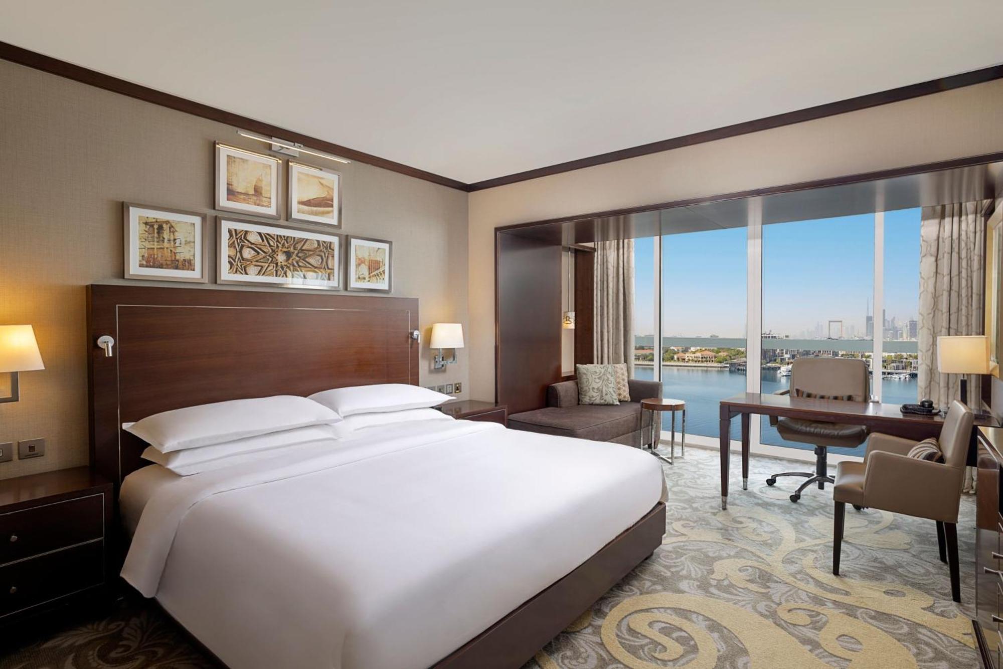Sheraton Dubai Creek Hotel & Towers Kültér fotó A guest room at the Hilton San Diego Bayfront