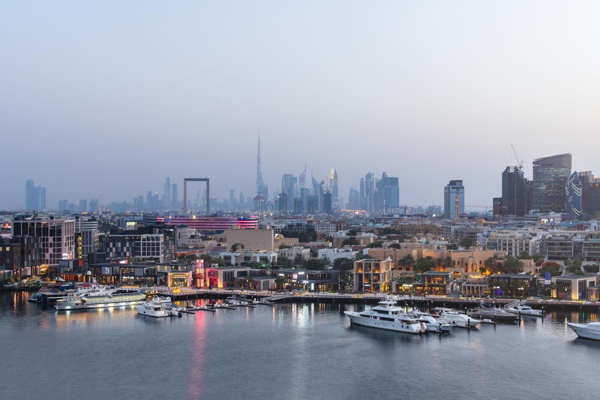 Sheraton Dubai Creek Hotel & Towers Kültér fotó Dubai Marina skyline