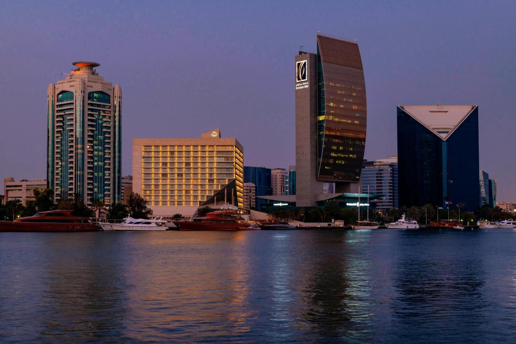 Sheraton Dubai Creek Hotel & Towers Kültér fotó Manama skyline