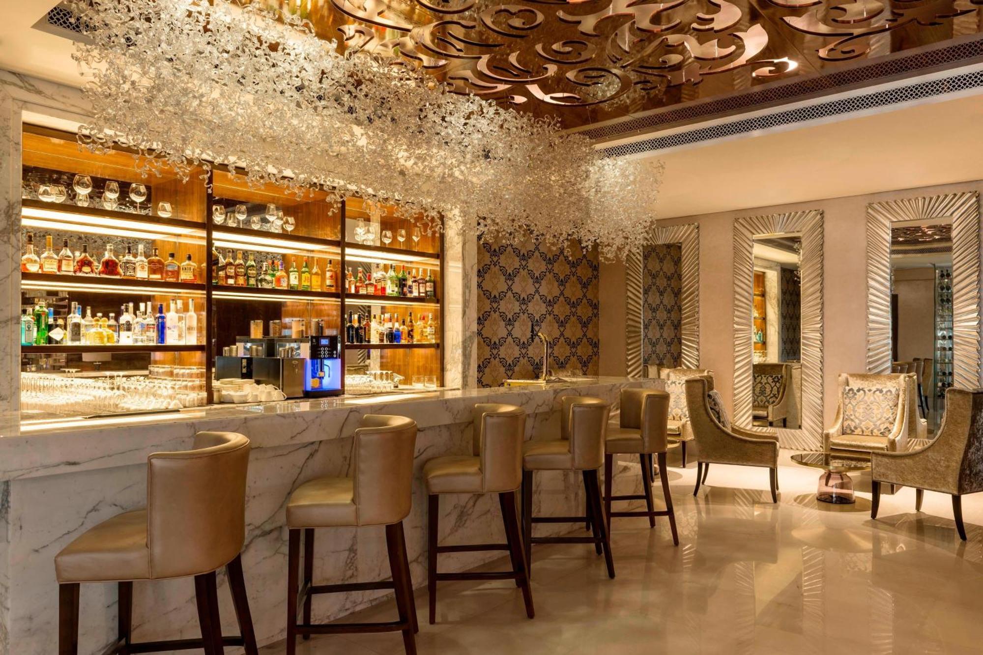 Sheraton Dubai Creek Hotel & Towers Kültér fotó The bar at the lobby
