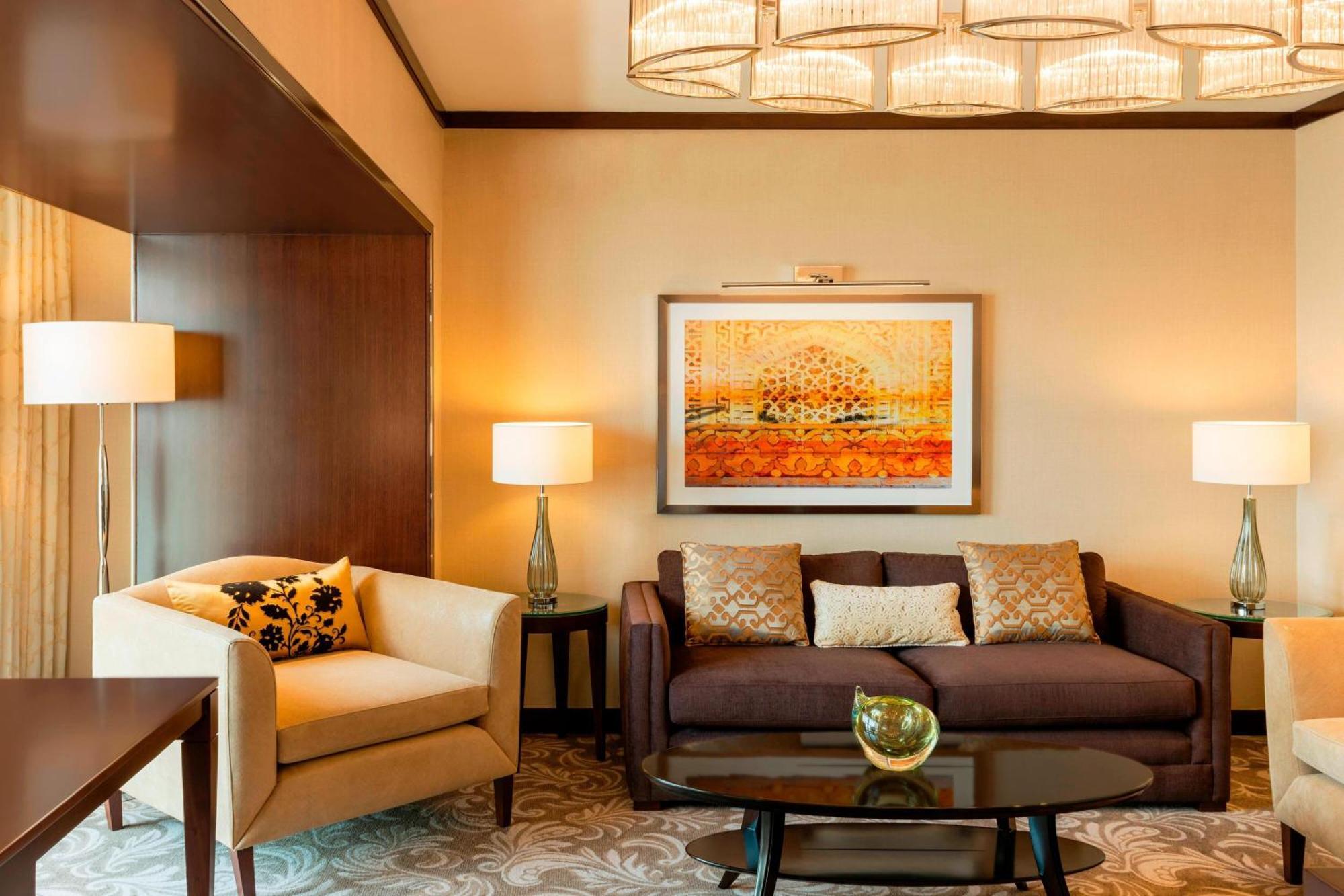 Sheraton Dubai Creek Hotel & Towers Kültér fotó A living room at the Ritz-Carlton, Dubai