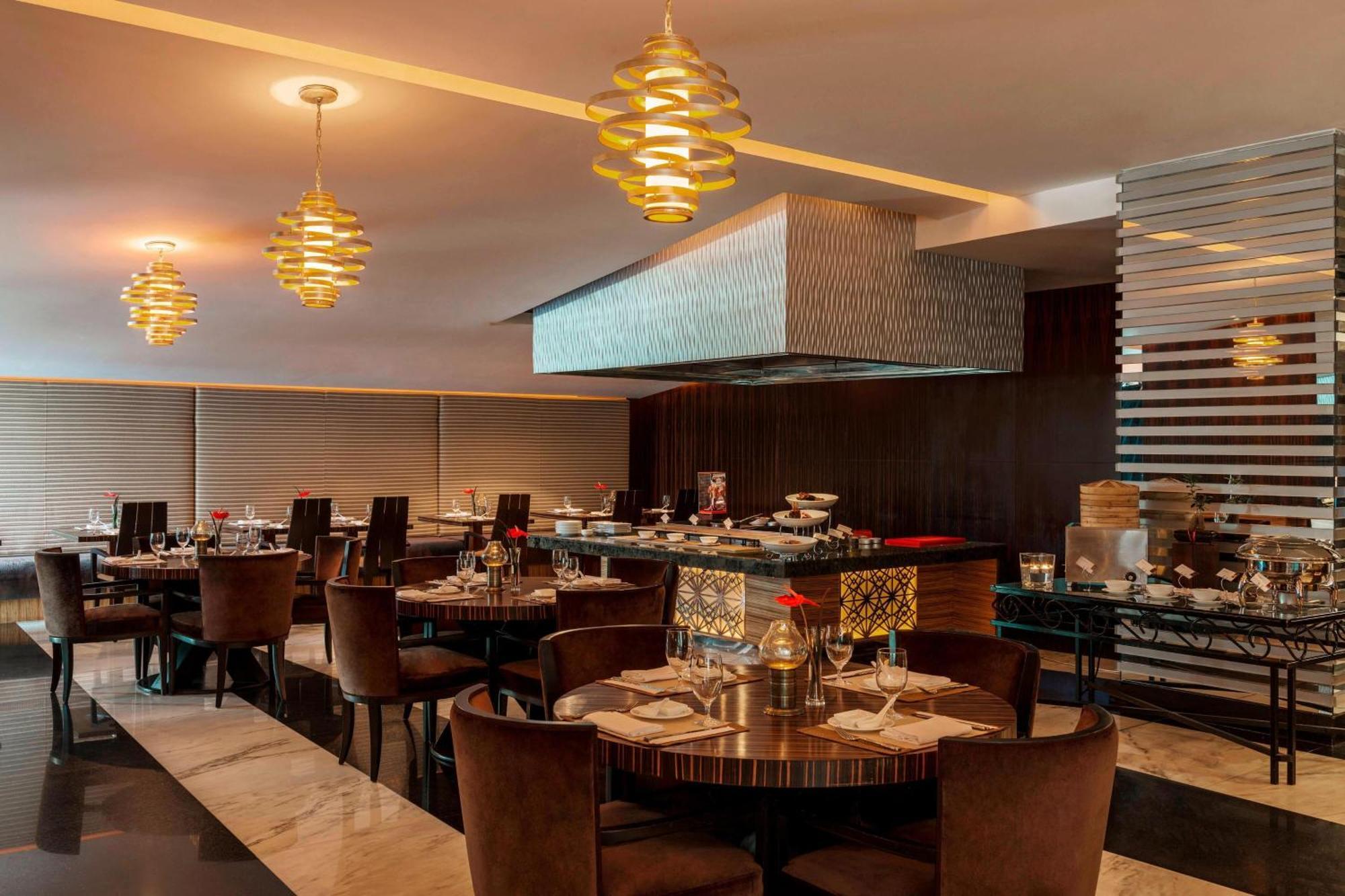 Sheraton Dubai Creek Hotel & Towers Kültér fotó The restaurant