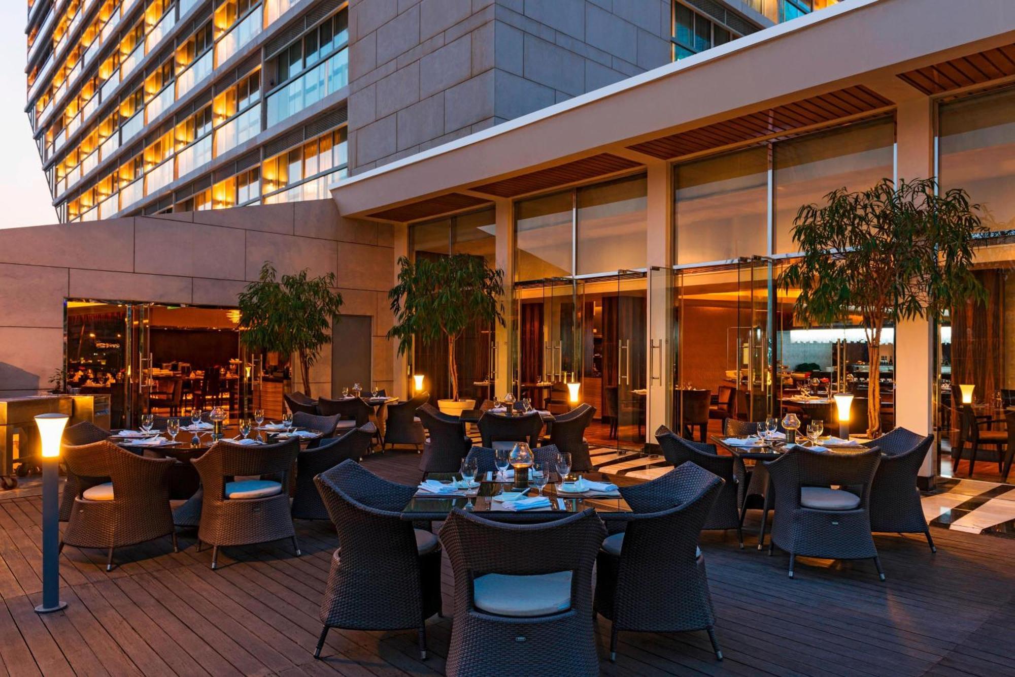 Sheraton Dubai Creek Hotel & Towers Kültér fotó The Deck