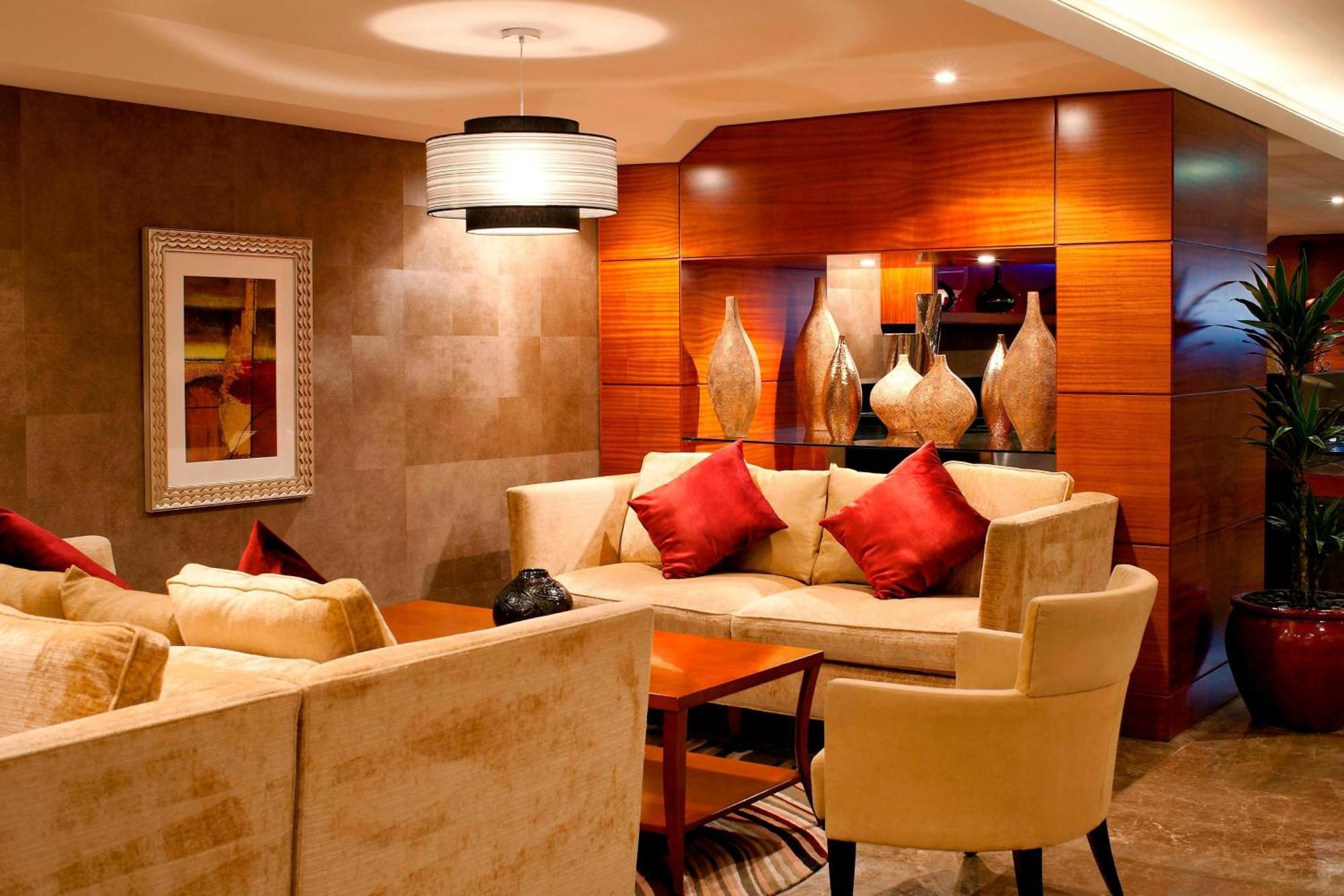 Sheraton Dubai Creek Hotel & Towers Kültér fotó The interior of the lounge